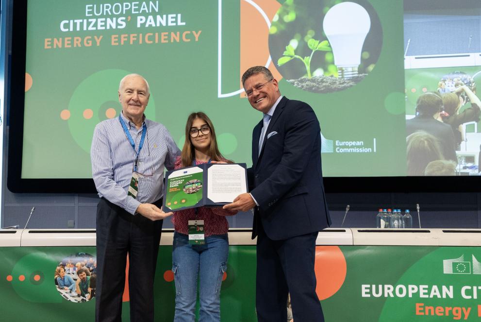 two citizens hand over the final recommendations to Maroš Šefčovič, Executive Vice-President of the European Commission for the European Green Deal.