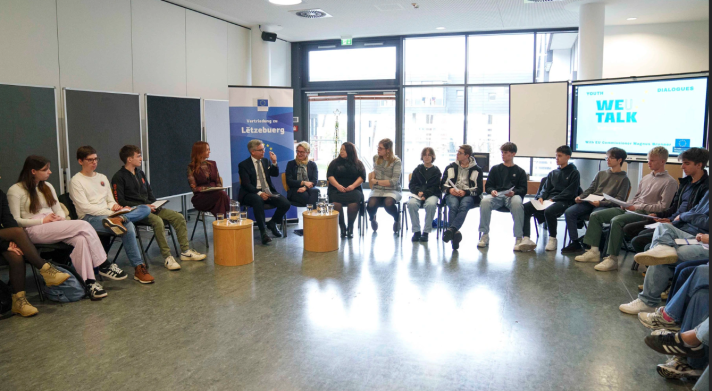 EU Commissioner Brunner discussing with Students in Perl / Germany