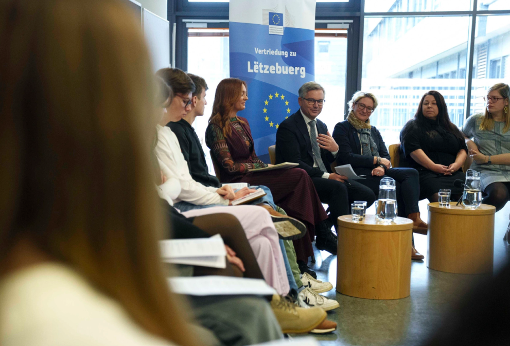 EU Commissioner Brunner discussing with Students in Perl / Germany