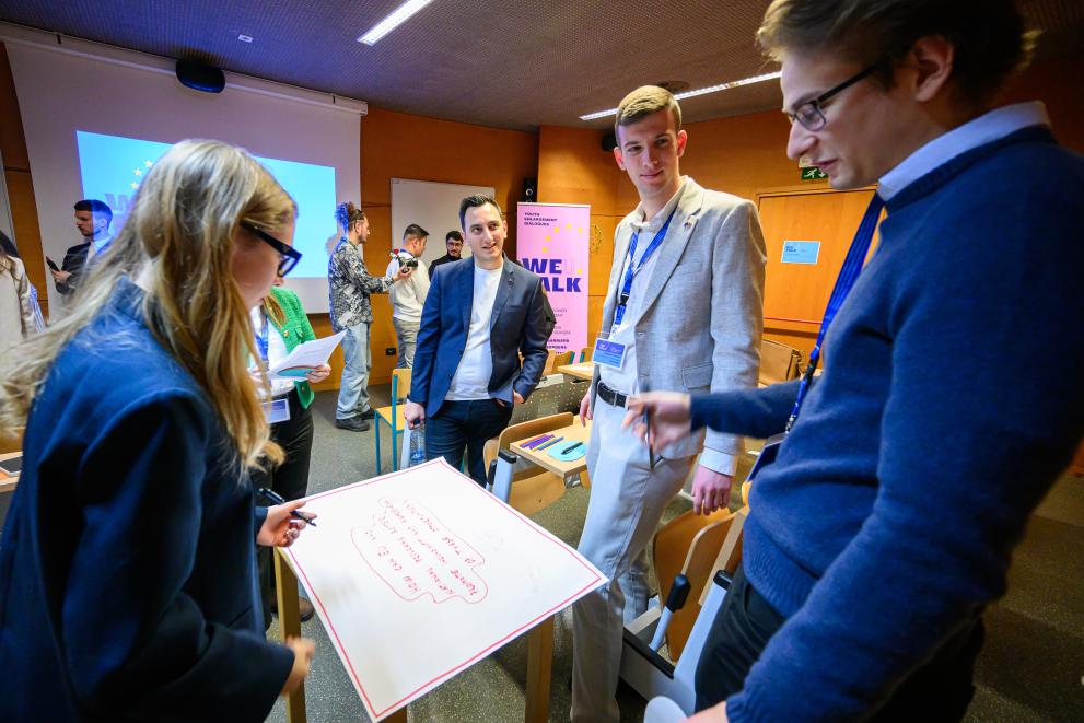Commissioner Micaleff listens to young people in Nova Gorica
