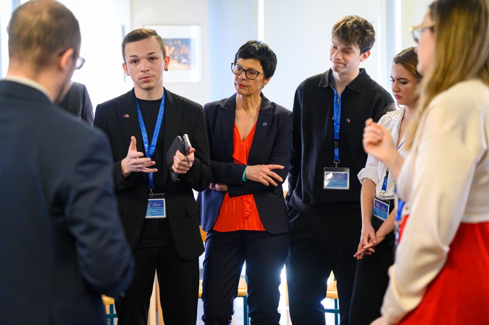 Commissioner Kos listens to young people in Nova Gorica